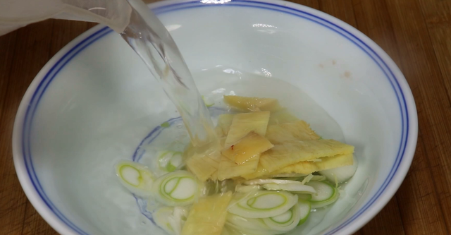 清蒸鲈鱼正宗做法，清蒸鲈鱼的做法最正宗的做法（清蒸鲈鱼的做法 家常的做法）