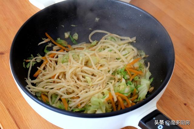 炒烙饼家常做法正宗炒烙饼怎么做，如何烙炒饼的饼（怪不得北方人这么爱吃炒饼）