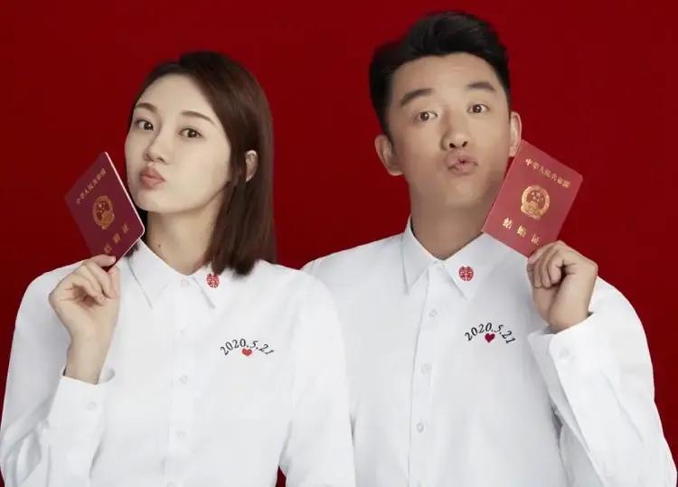 李小璐婚纱照李小璐近期机场照明星夫妻婚纱照