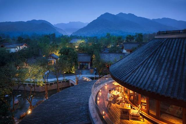 青城山旅游，青城山旅游图（赏千年银杏、观层林尽染、泡山间温泉......顶奢配置慢生活尽在青城山～）