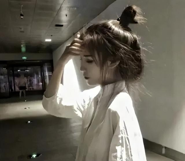 悲伤的歌曲，演唱的人经历似乎都不简单（悲伤的歌曲大全100首）