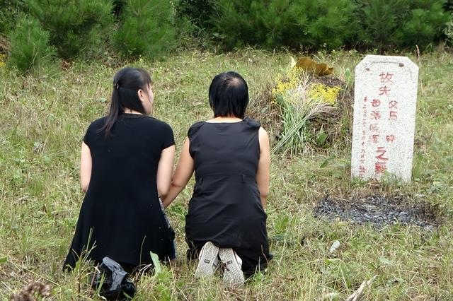 女士参加葬礼穿什么颜色衣服，女士去参加葬礼穿什么衣服（在服饰穿着上有讲究和要求吗）