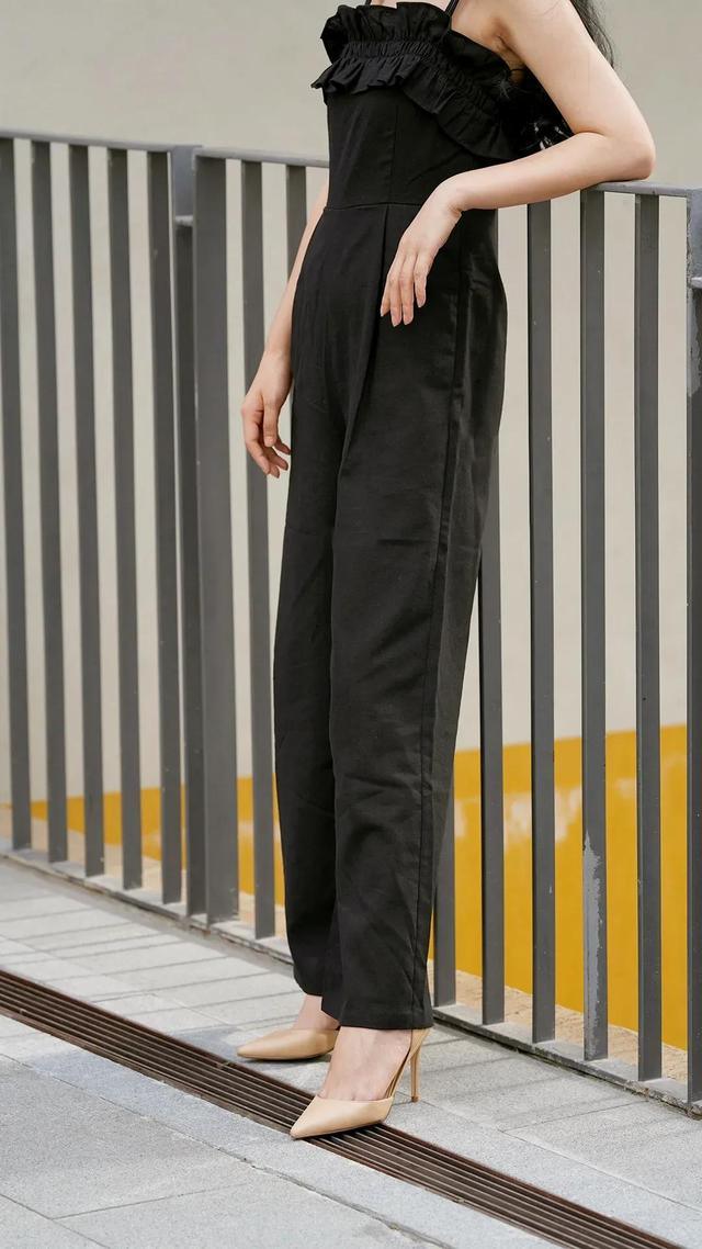 一字领露肩吊带裙怎么穿，一字肩吊带短裙（黑色一字肩吊带连衣阔腿裤）