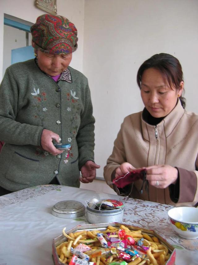 金杯银杯祝酒歌，金杯银杯祝酒歌简谱（去内蒙古阿拉善额济纳牧民家里喝奶茶）