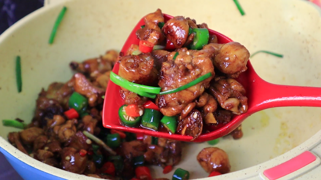 炒鸡腿肉的家常做法，青椒炒鸡腿的家常做法（私藏多年的“生炒鸡肉”）