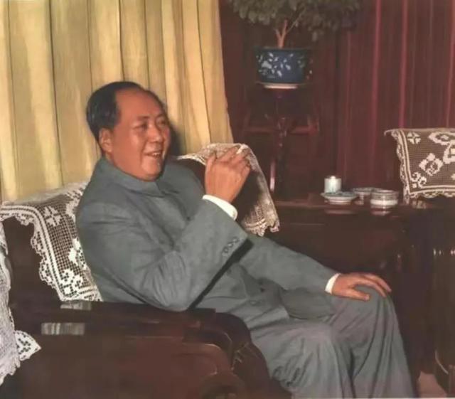 在生产力和生产关系这对矛盾中， A.生产力的性质决定生产关系的性质B.生产力的变化落后（《矛盾论》精解第四十六章）