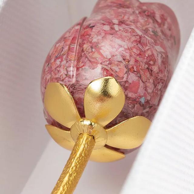 玫瑰花束的制作方法，玫瑰花束的制作方法视频（情人节送她一朵红色钞票制作、永不凋谢的玫瑰花）