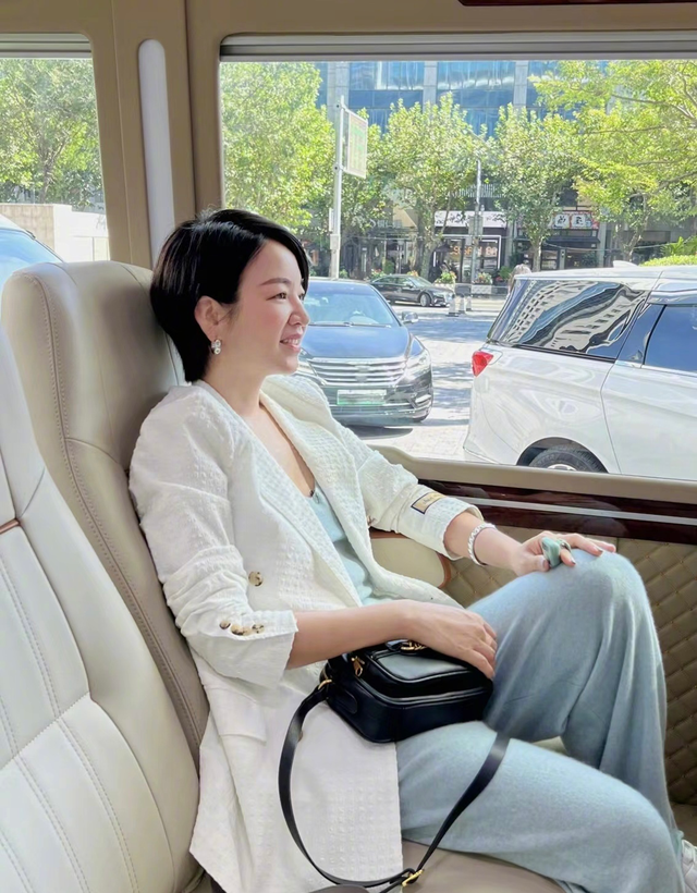 蓝色配什么颜色，蓝色配什么颜色上衣（穿“蓝+白”准没错）