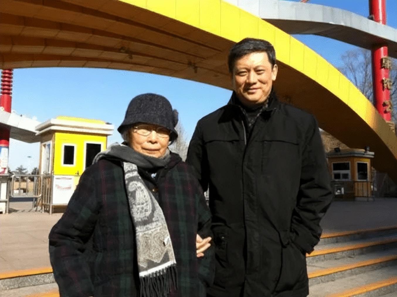 2017年,位丧晚年冯宗师不幸因病离世,75岁的邓玉华痛失老伴.