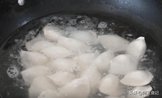 煮冰冻水饺的方法，冰冻水饺怎么煮（出锅个个不破皮）