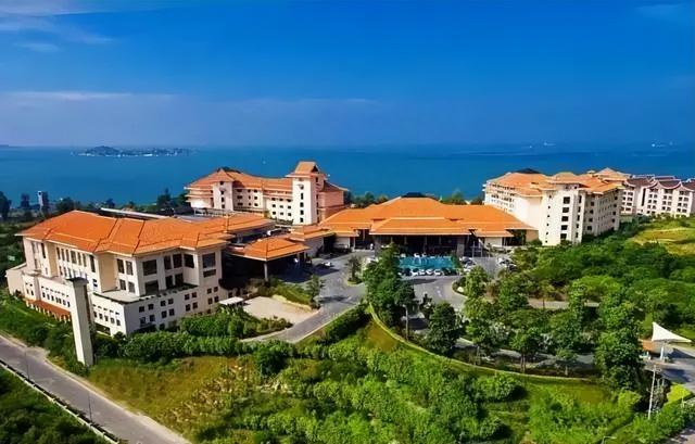 惠东有一所奢华的度假酒店，风景静谧，私密沙滩+温泉双体验