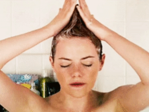 用烫水洗头好不好，用太热的水洗头好吗（让头皮起屑头发毛躁）
