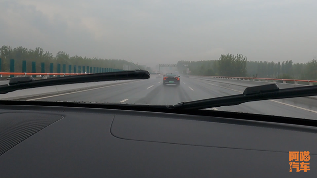 雨刮器怎么使用，汽车雨刮器怎么使用（汽车自动雨刷太好用了）