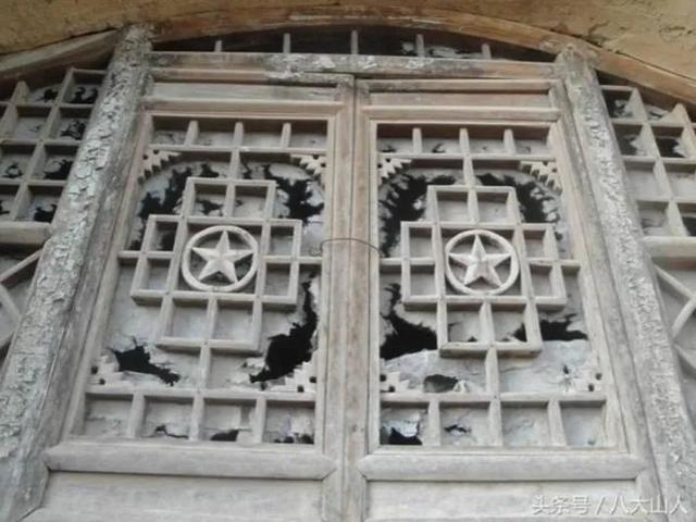 床头对着窗户好不好，床头床尾对着窗户好吗（俗语“床靠两面墙）