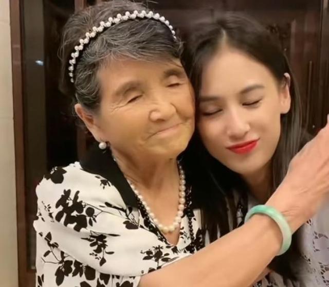 黄圣依第一任丈夫，黄圣依的老公是谁（周星驰捧红后嫁二婚杨子）