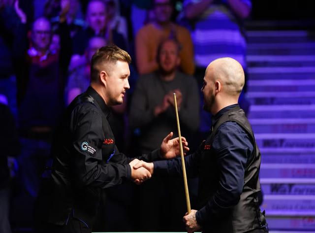 斯诺克台球桌标准尺寸，台球桌尺寸标准尺寸需要多大空间（凯伦·威尔逊：更换新球杆）