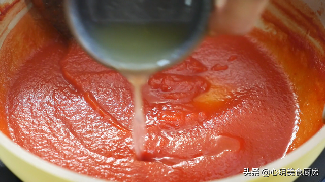 如何在家做番茄酱，怎样在家做番茄酱（再搅一搅就能变成番茄酱沙司）