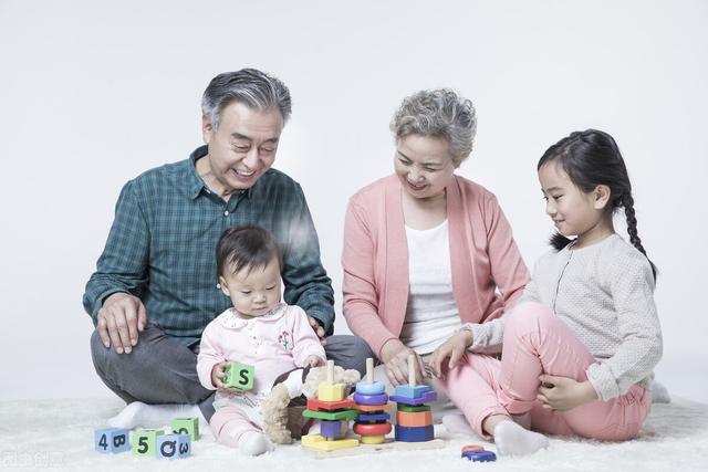 日在前面的四字词语，后面是日的词语四个字（关于早中晚夜、老人小孩的成语）