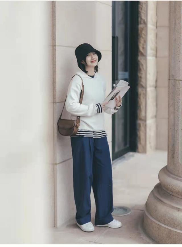 女生穿搭牛仔阔腿裤，女生穿搭牛仔阔腿裤图片（牛仔阔腿裤配什么上衣好看）