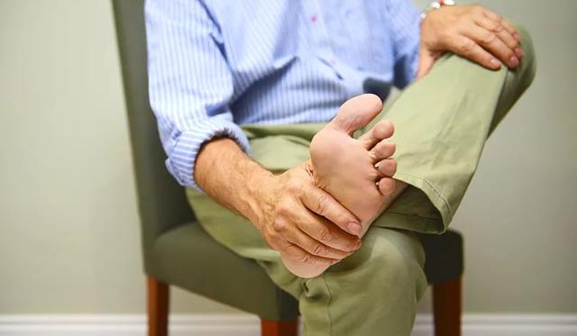 脚冷是什么原因,腿脚冰凉是什么原因怎么治疗(脚部出现5种异样)