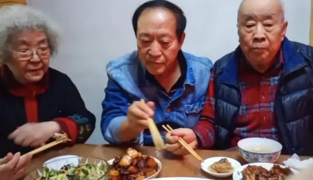 冯巩昔日两任搭档，当年的搭档牛群已消失匿迹