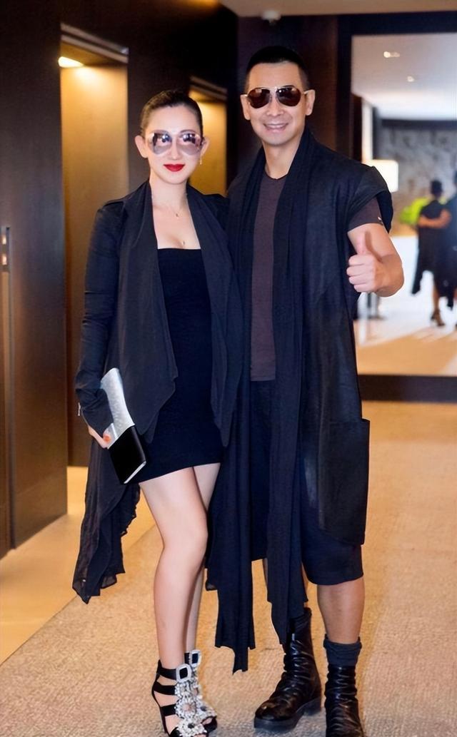 赵文卓老婆，穿情侣装陪老婆逛街（赵文卓老婆是丫蛋吗）