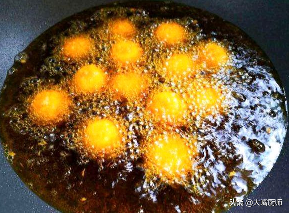 炸黑芝麻汤圆的做法，黑芝麻汤圆的做法步骤窍门（不爆炸不溅油）