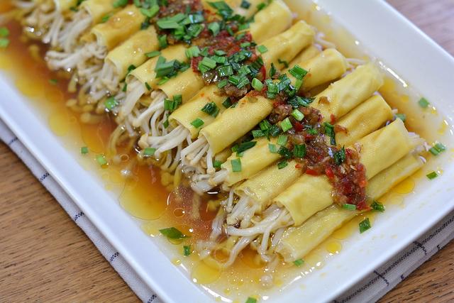 蒸金针菇，蒸金针菇要焯水吗（这道清蒸金针菇清香脆嫩）