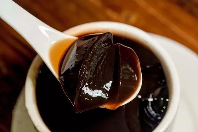 湿气重的人吃龟苓膏会怎么样，湿气重的人能吃龟苓膏（这天气就该来碗龟苓膏）