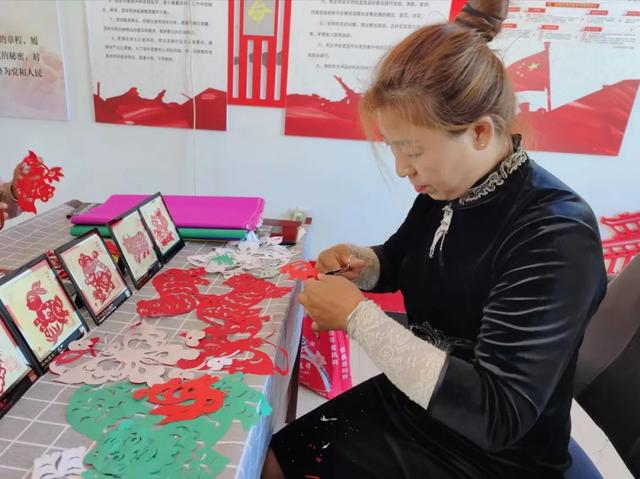 蒙古男歌手呼斯楞，呼斯楞歌词里有自由飞翔（呼斯楞、李德戈景…12位文艺专才上任“文化村长”）