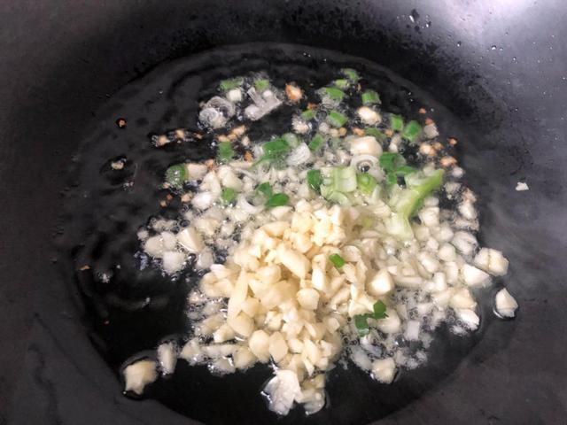 鸡腿蘑菇怎么做好吃又简单，蘑菇怎么做好吃又简单（鸡腿菇加入蚝油简单炒一炒）