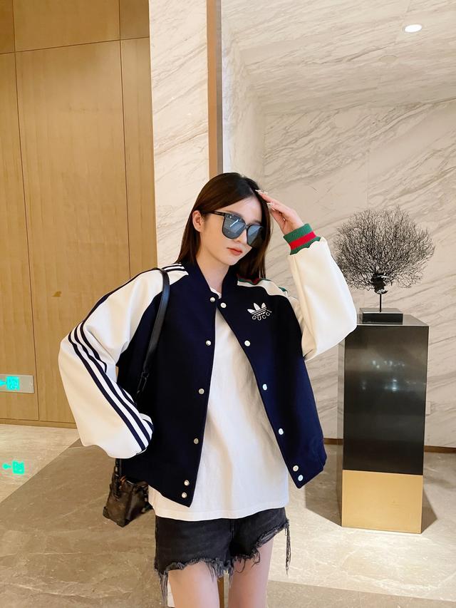 阿迪达斯三叶草男装外套，22FW三叶草织带棒球服外套拥有较高的色牢度