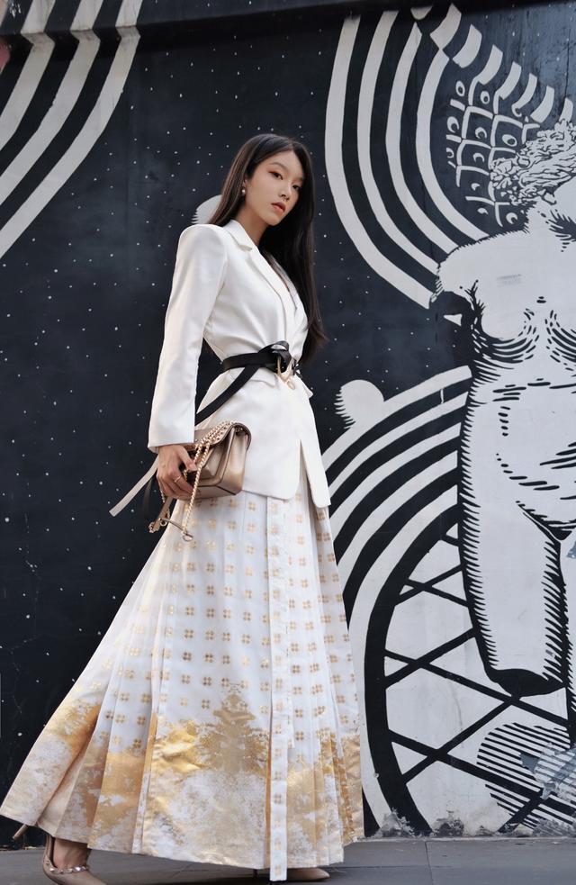 马面裙怎么穿才能不拖地(最近火了一种穿法叫"上面西装)