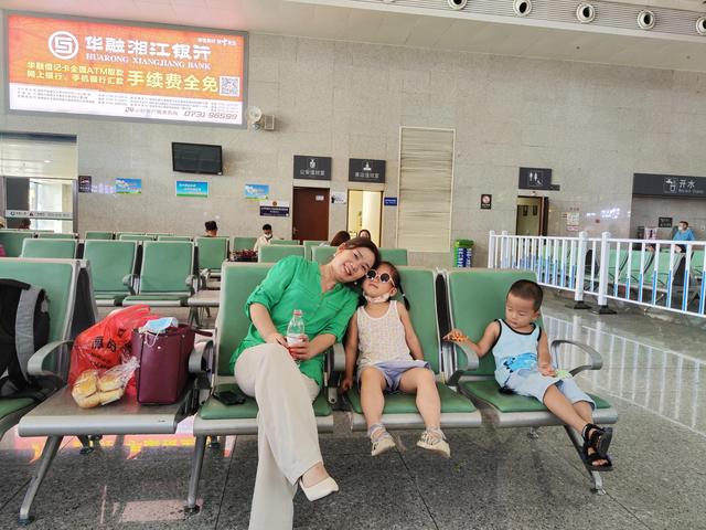 第一次坐高铁步骤有哪些，第一次坐高铁需要什么（高铁商务座初体验）
