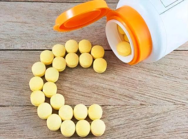 嘴巴经常长口腔溃疡什么原因，嘴巴经常溃疡是什么原因（口腔溃疡反复发作）