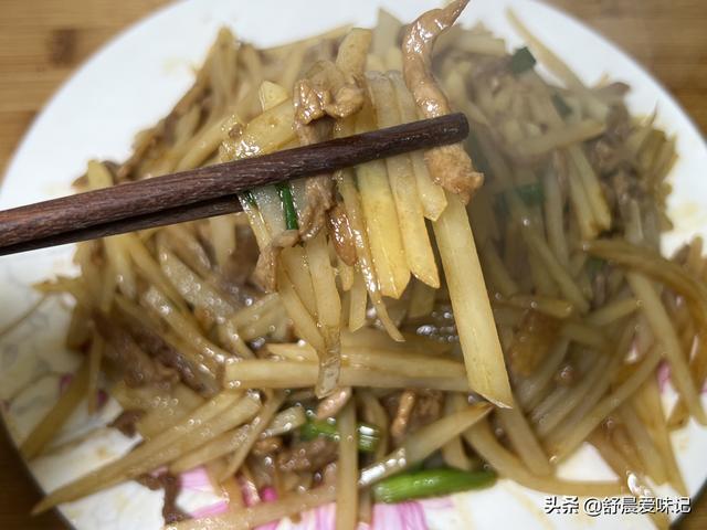 肉炒土豆丝怎么炒好吃，土豆丝炒肉怎样炒好吃（土豆肉丝在家这样做）