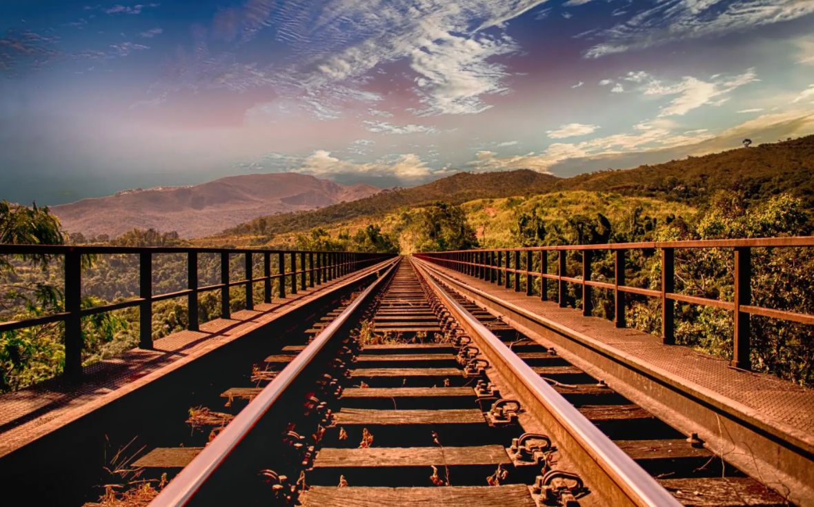 有很大的安全隐患,那为何我国的火车轨道依旧使用生锈的铁轨不更换呢?