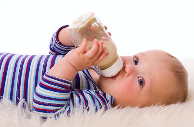 新生儿喝奶量多少合适，新生儿喝奶后干呕是什么原因（新生儿应该喝多少奶粉你知道吗）