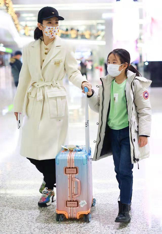 黄奕携女儿亲子装现身机场，黄奕带女儿走机场