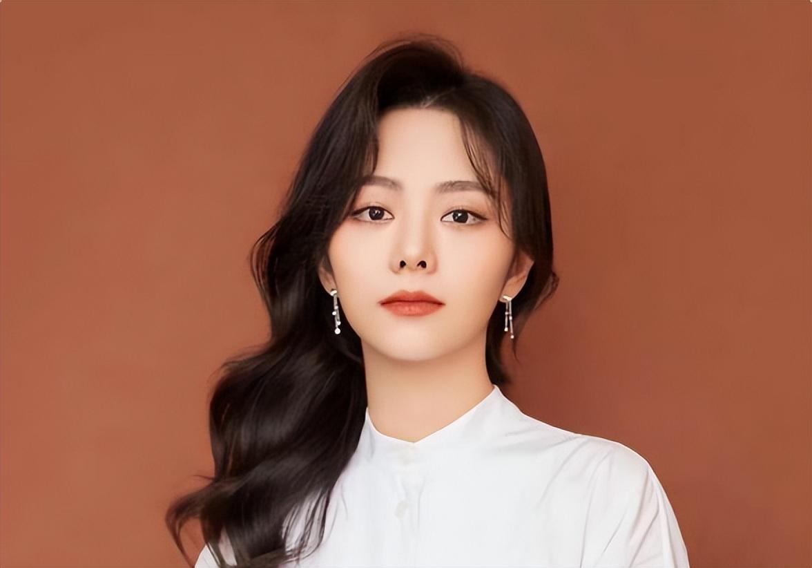 塌鼻子明星(塌鼻梁的女明星有哪些) - 贝贝号