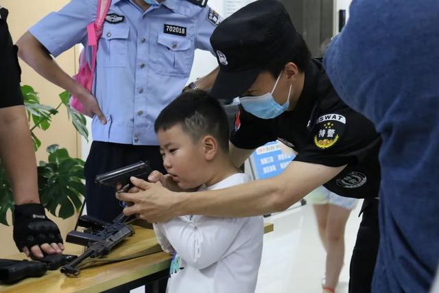 警用对讲机的简介和特点详情介绍，公安警用对讲机品牌（警宝收获特殊节日礼物）