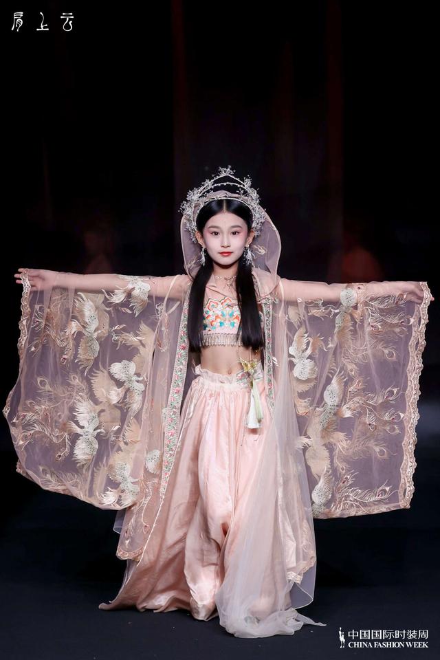 肩上的云歌词，肩上云系列在2023秋冬中国国际时装首秀