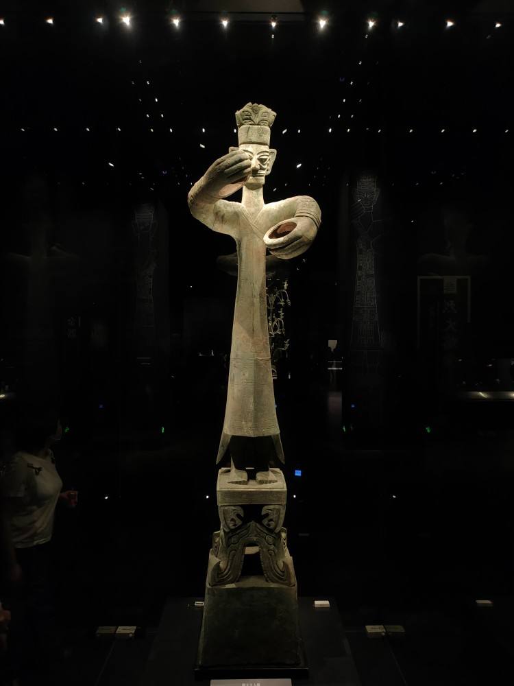 03,青铜大立人像