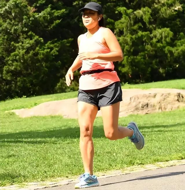 女人长期跑步的好处，长期慢跑的女人气质（55岁富婆坚持跑步10年）