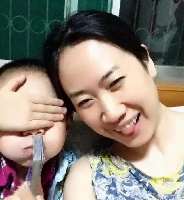 芙蓉姐姐整容前照片，芙蓉姐整容了吗（从扮丑网红到亿万富婆）