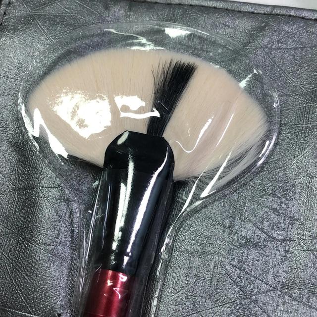 化妆初学者必备化妆工具，化妆初学者必备化妆工具图片（学化妆第一课：化妆工具的认识）
