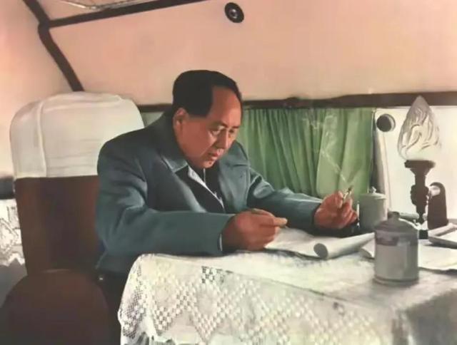 在生产力和生产关系这对矛盾中， A.生产力的性质决定生产关系的性质B.生产力的变化落后（《矛盾论》精解第四十六章）