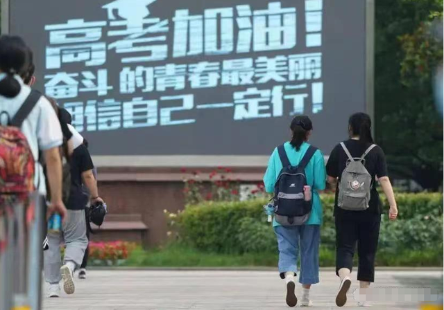 多少岁可以复读高三，高三复读生该如何减压（2023高考复读生恐超200万）