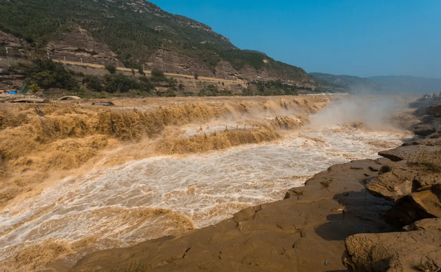 黄河发源于青藏高原的巴颜喀拉山,流域经过国内9省,最终止于山东东营