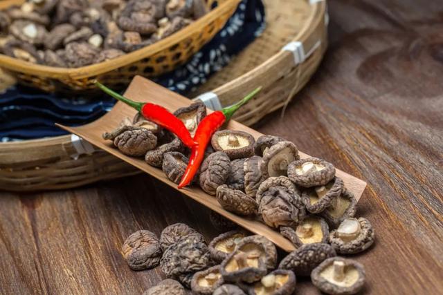 冬菇是什么，冬菇和香菇的区别（长在“毒树”上的香菇）